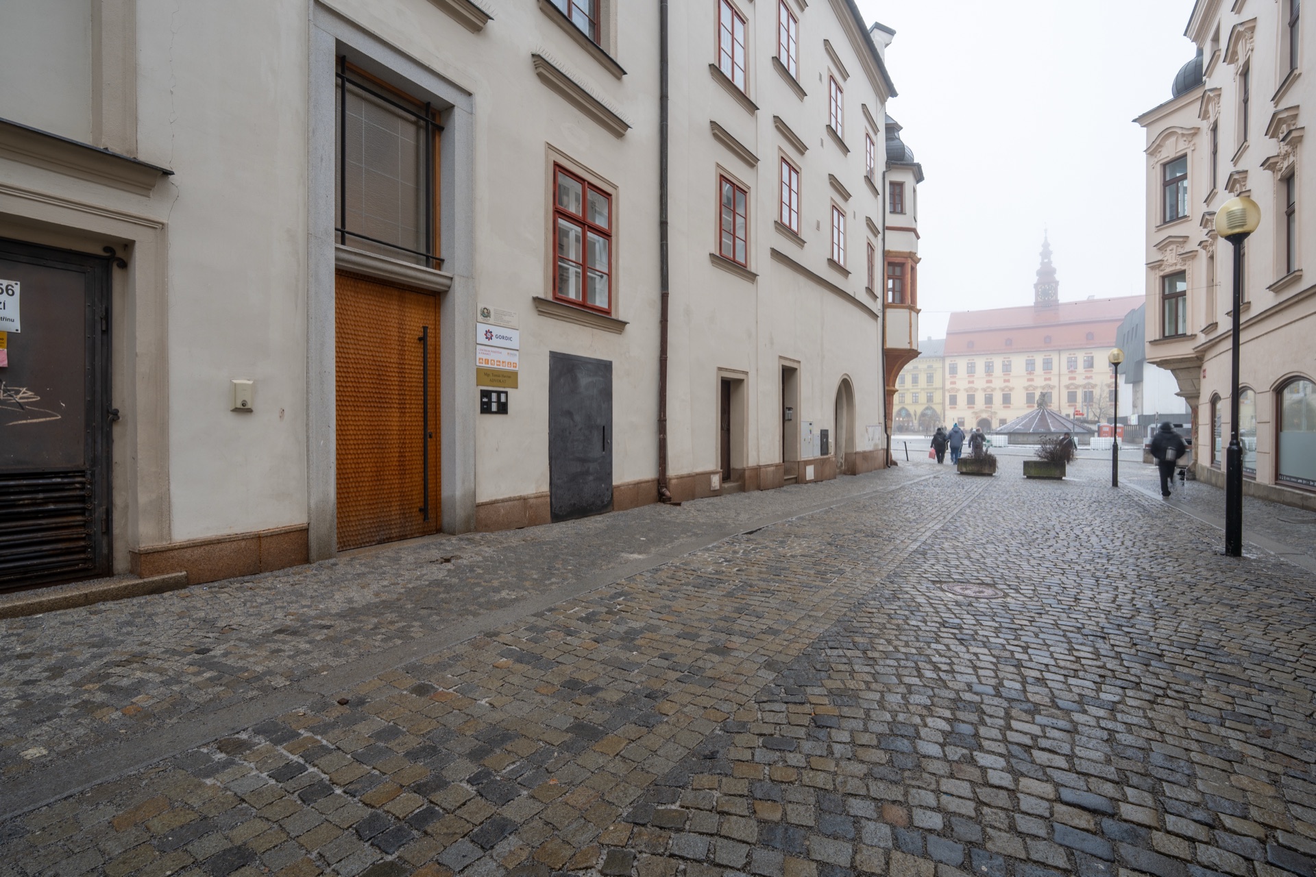 Náměstí Matky Boží v Jihlavě před vchodem do studia Harmonie doteků